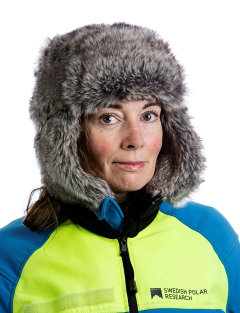 Porträtt av Anna Wåhlin. Hon har blå och gul jacka och pälsmössa.