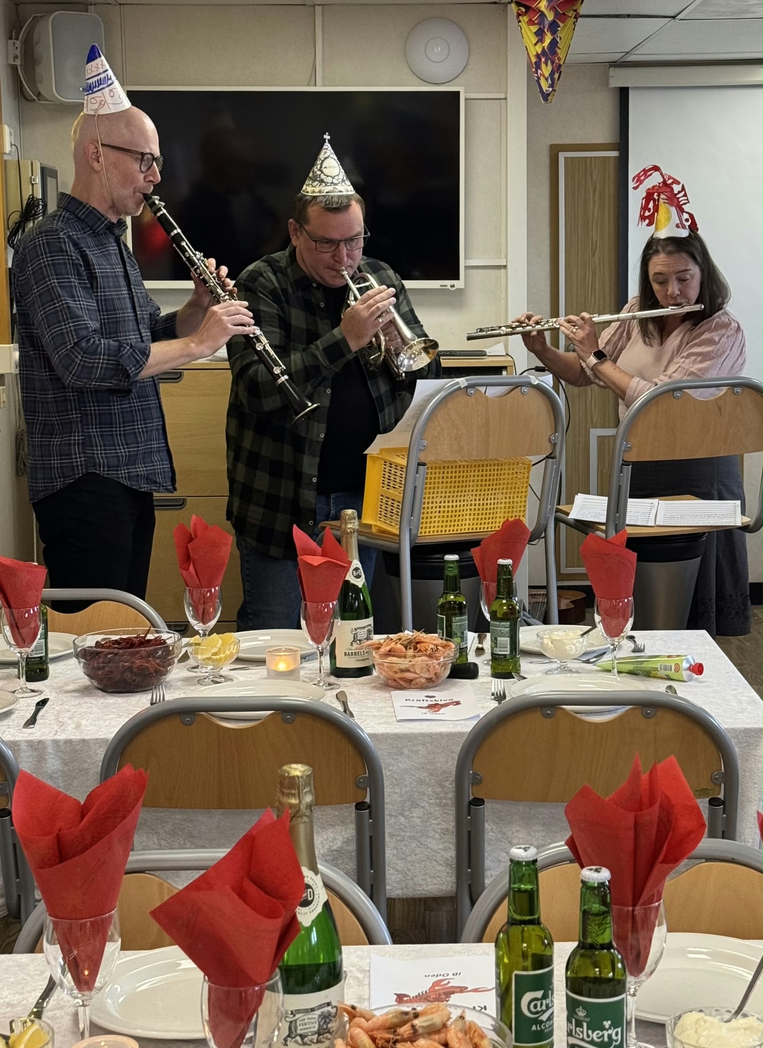 Orkester med blåsinstrument under kräftskiva