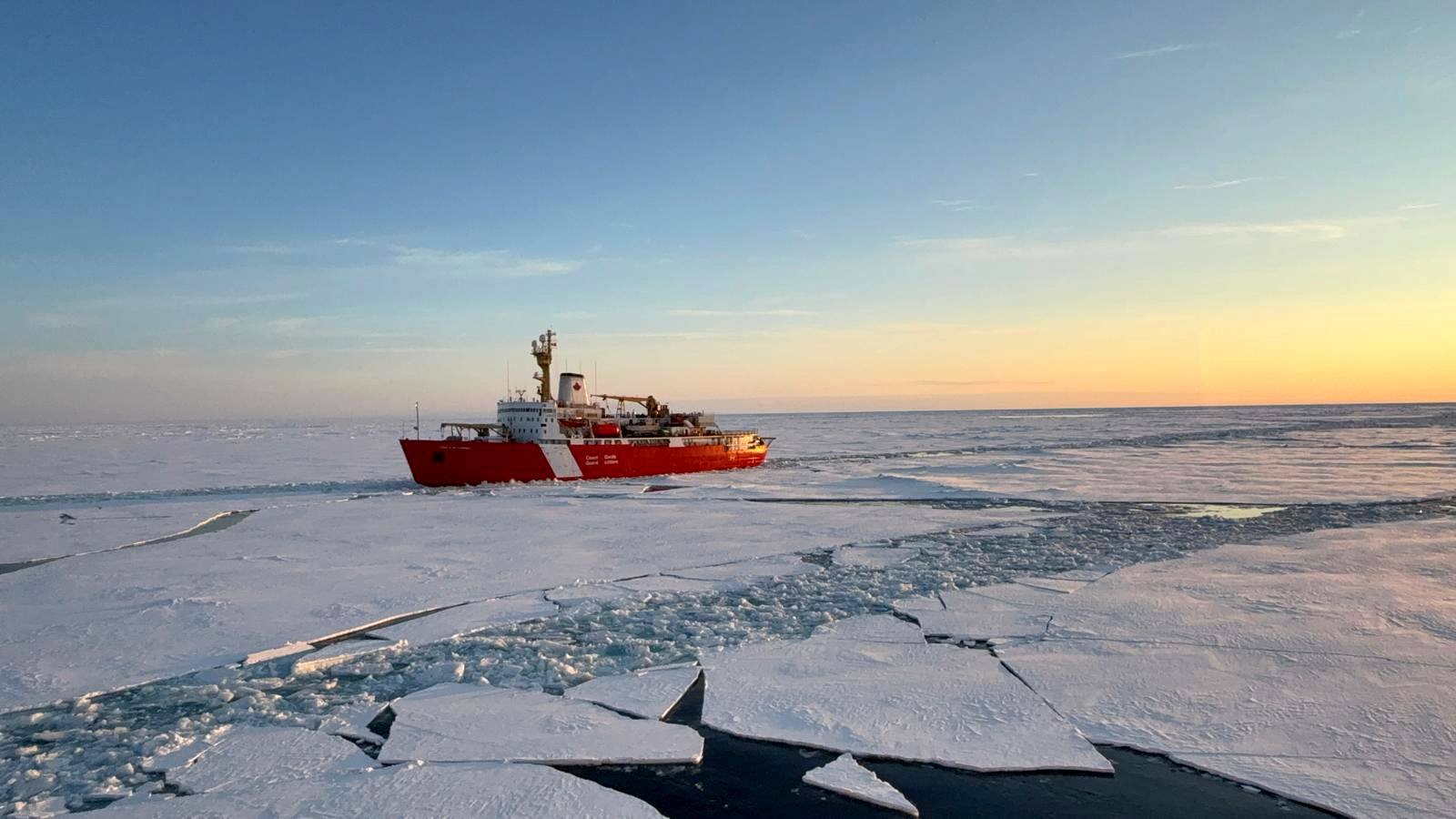 Kanadensiska kustbevakningsfartyget (CCGS) Louis S. St-Laurent i Norra ishavet