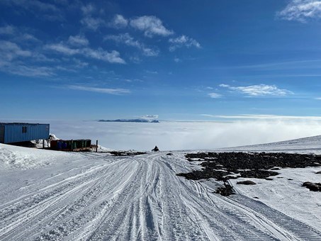 Utsikt från stationen Wasa i Antarktis, som den här dagen hade moln nedanför