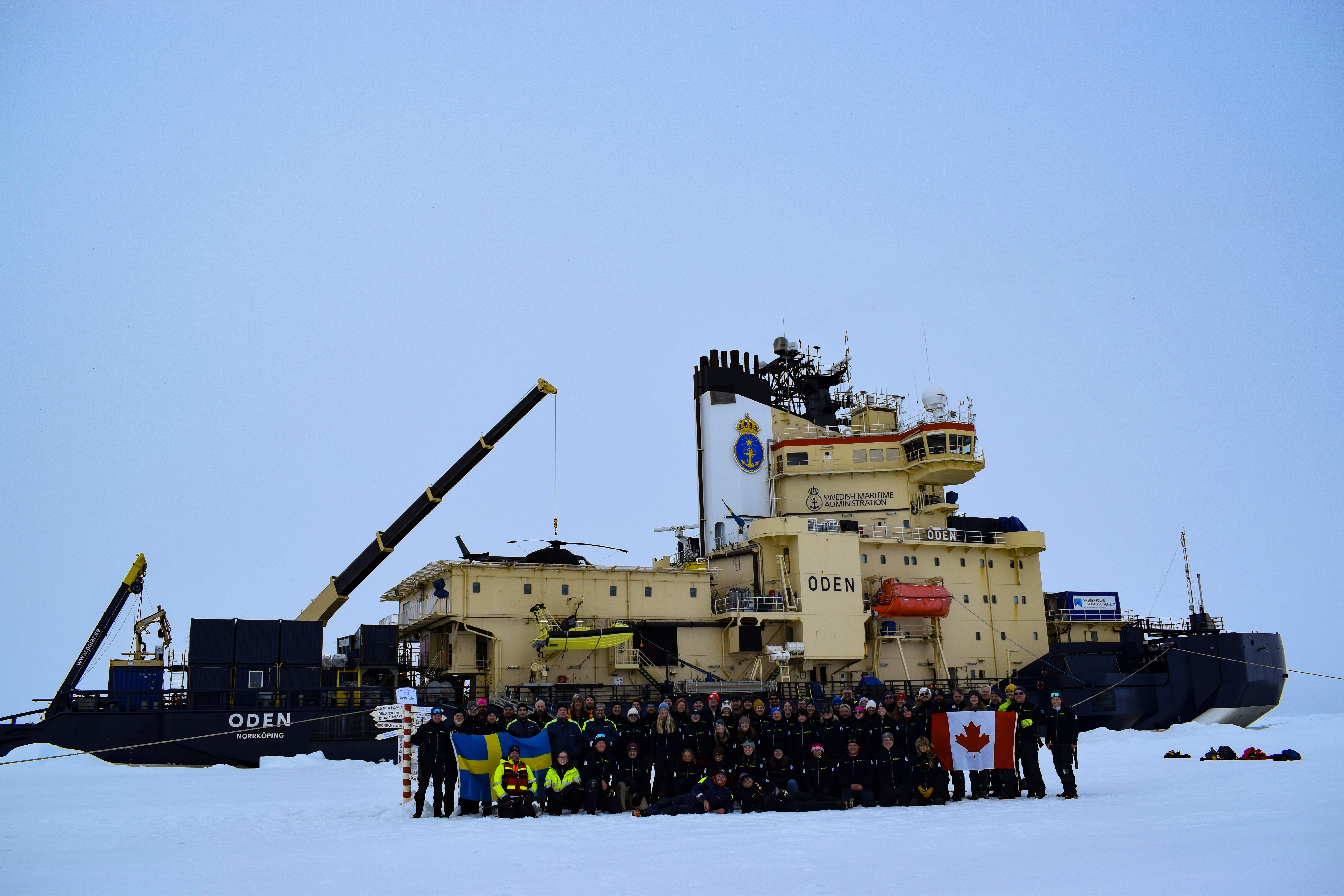 Gruppbild på Nordpolen framför isbrytaren Oden