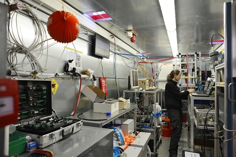 Julia Schmale arbetar i den schweiziskska lab-containern. I bakgrunden instrument för att mäta aerosoler