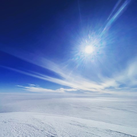Solen skiner i Antarktis.