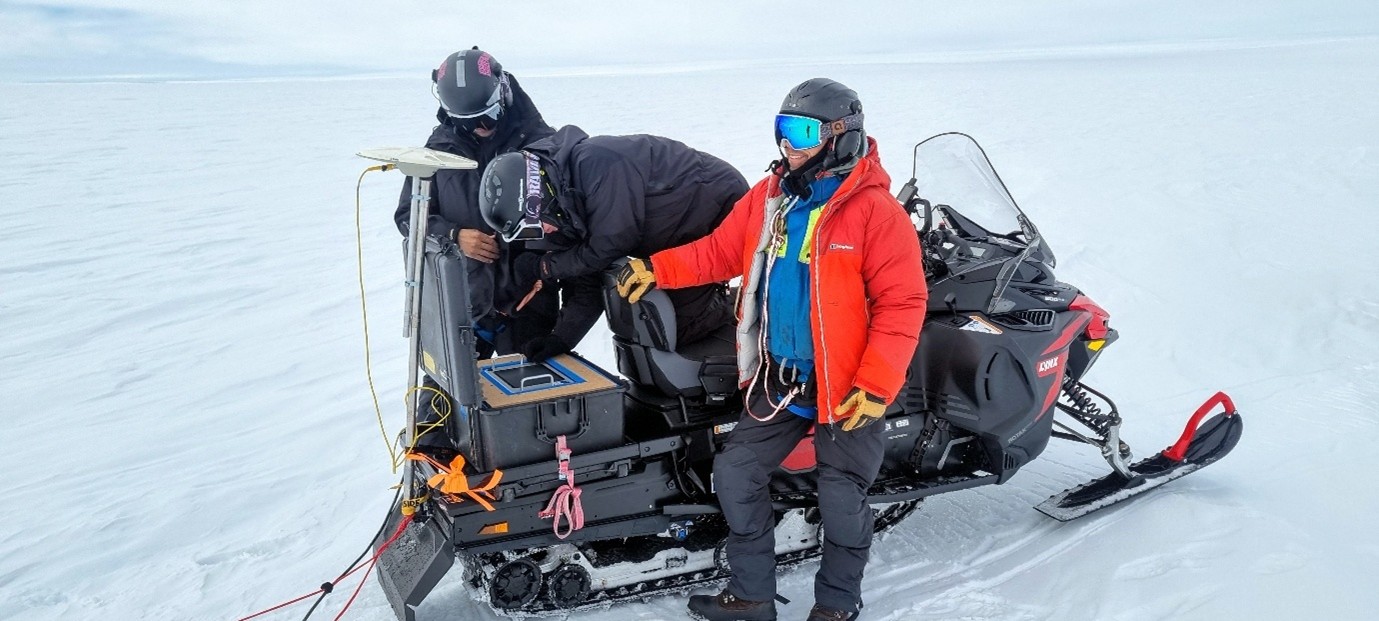 Datainsamling i Antarktis med hjälp av snöskoter