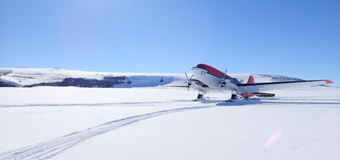 Flight delivery with food and goods to Wasa during the expedition DML 2021/22