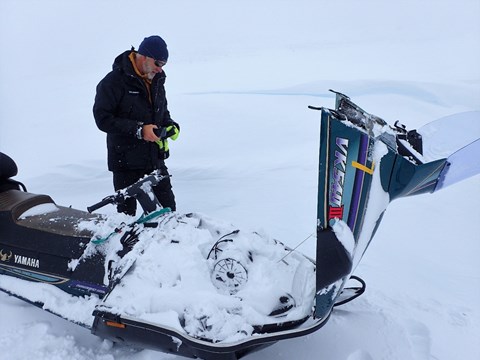 Skoter fylld med snö efter en tio dagars storm i Antarktis