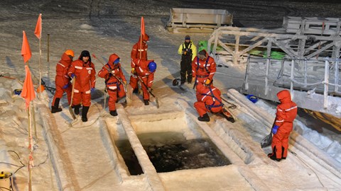 Mosaic Ice Hole Photo Pauline Snoeijs Leijonmalm (1)