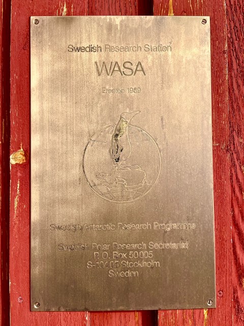 Mässingplatta med texten Swedish Research Station Wasa.