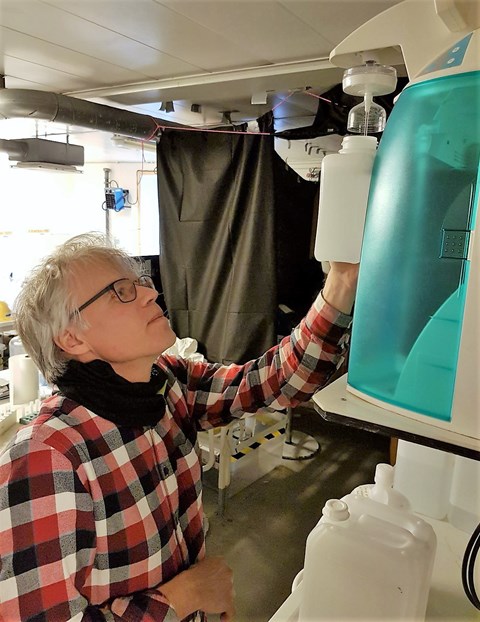 Marcus Sundbom (Stockholms universitet) arbetar med att bestämma hur mycket näringsämnen det finns i isen och vattnet. 