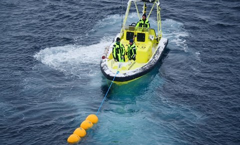 Odens Fast Rescue Craft (FRC) med besättning drar ut den 125 meter långa mätstationen från fartyget
