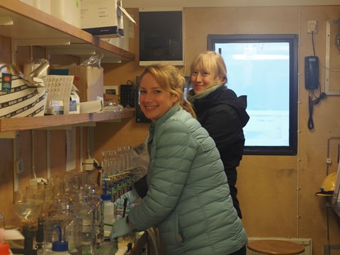 Kimberley Bird och Birthe Zäncker (both at the Marine Biological Association of the United Kingdom) investigate the role of microbes, such as bacteria, fungi and parasites, in the carbon cycle