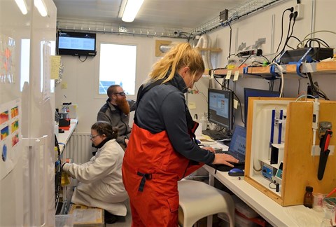 Amanda Nylund (Chalmers tekniska högskola), Adam Ulfsbo (Göteborgs universitet) och Anna Lunde Hermansson (Chalmers tekniska högskola) arbetar med analys av vattenprover i kemilabbet. De bestämmer till exempel syrehalt, surhetsgraden och hur mycket koldioxid som det finns i vattnet. Foto: Anna Stiby.