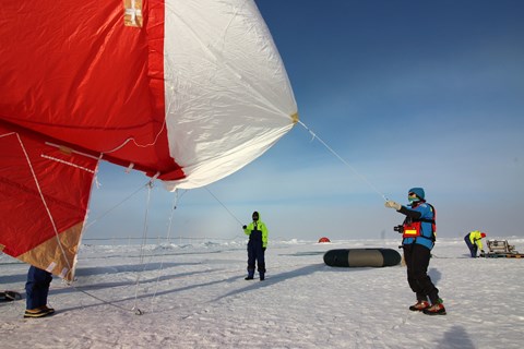 Ballongen blåses upp för att samla in molndroppar. Efter expeditionen sker DNA-analys för att se från vilka marina mikroorganismer sockermolekylerna och proteinerna i molnen kommer från.