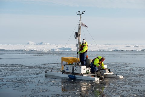 The surface of the open sea between ice floes was in constant change. During days with a lot of open water a larger boat with better capacity for sampling was used.