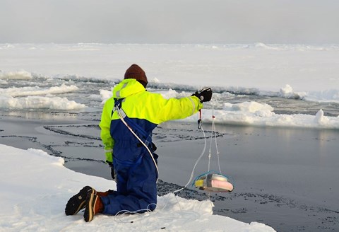 John Prytherch sjösätter sitt mätinstrument, en lite uppochnervänd kammare med luft i. Denna används för att mäta hur koldioxid och metangas strömmar mellan havsytan och luften. Koldioxid tas upp av vattnet från luften medan metan flödar från vattnet, där det produceras av bakterier, till luften.