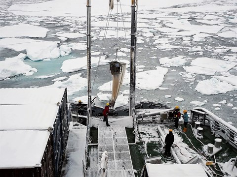 On August 22, winter came to us, heavy snowfall and -2°C. However, this does not prevent scientists and technicians from raking plankton with the so-called multi-grid from a depth of 4,000 meters