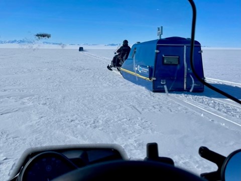 Snöskoter som transporterar en ark