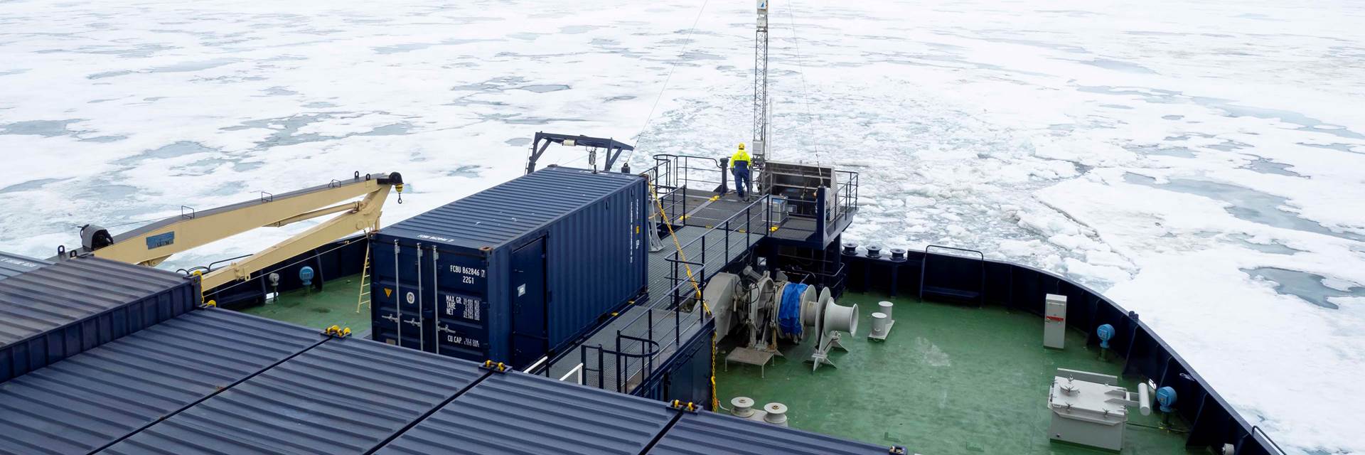 Fören på isbrytaren oden. I bakgrunden syns havsis och himmel.