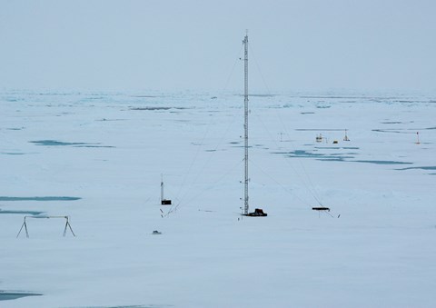 Den mikrometeorologiska masten och radiometrar installerade ute på havsisen