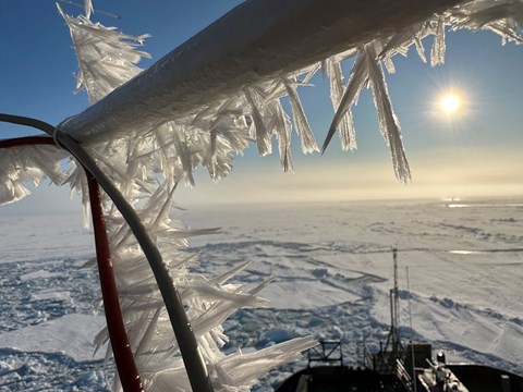 Långa iskristaller på isbrytare