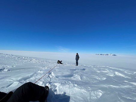 Forskarna tränar på att dra upp varandra ur en spricka i isen
