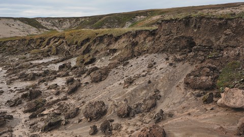 Här har det aktiva lagret gett vika på grund av en snabbt tinande permafrost under. Bilden är tagen i Cambridge Bay.