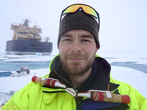 John Prytherch arbetar på havsisen under Synoptic Arctic Survey 2021