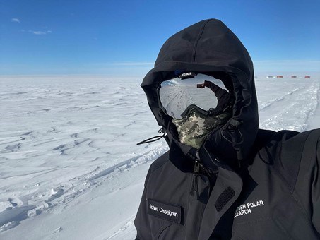 Person med skidglasögon och kapuschong över huvudet